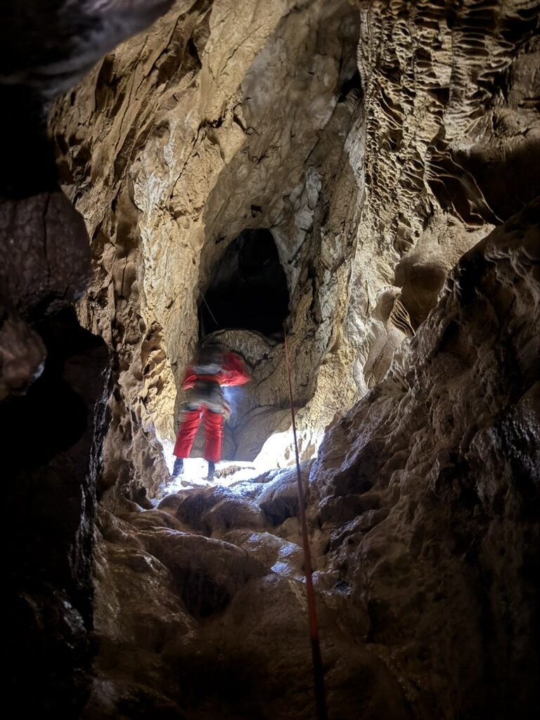 Speleologo in un passaggio stretto