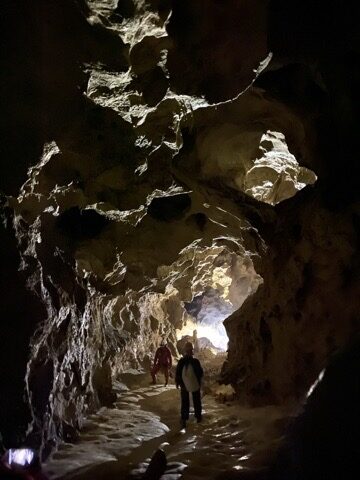 Speleologi in un cunicolo naturale