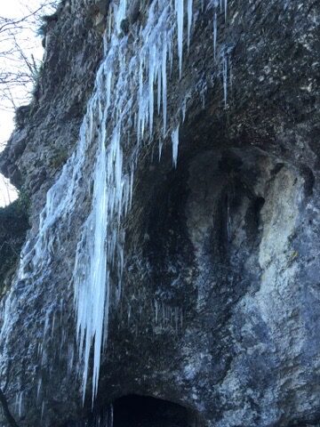 Ghiaccioli all'ingresso di una grotta