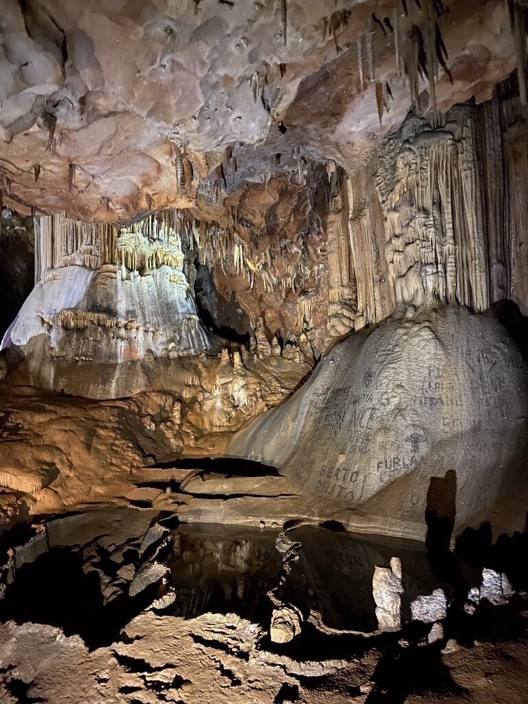 Pozza con incisioni storiche in grotta