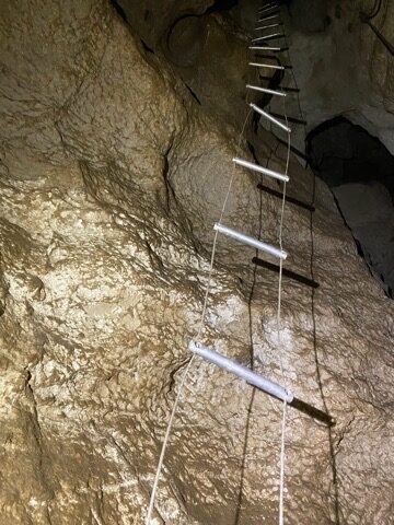 Scaletta di risalita in grotta