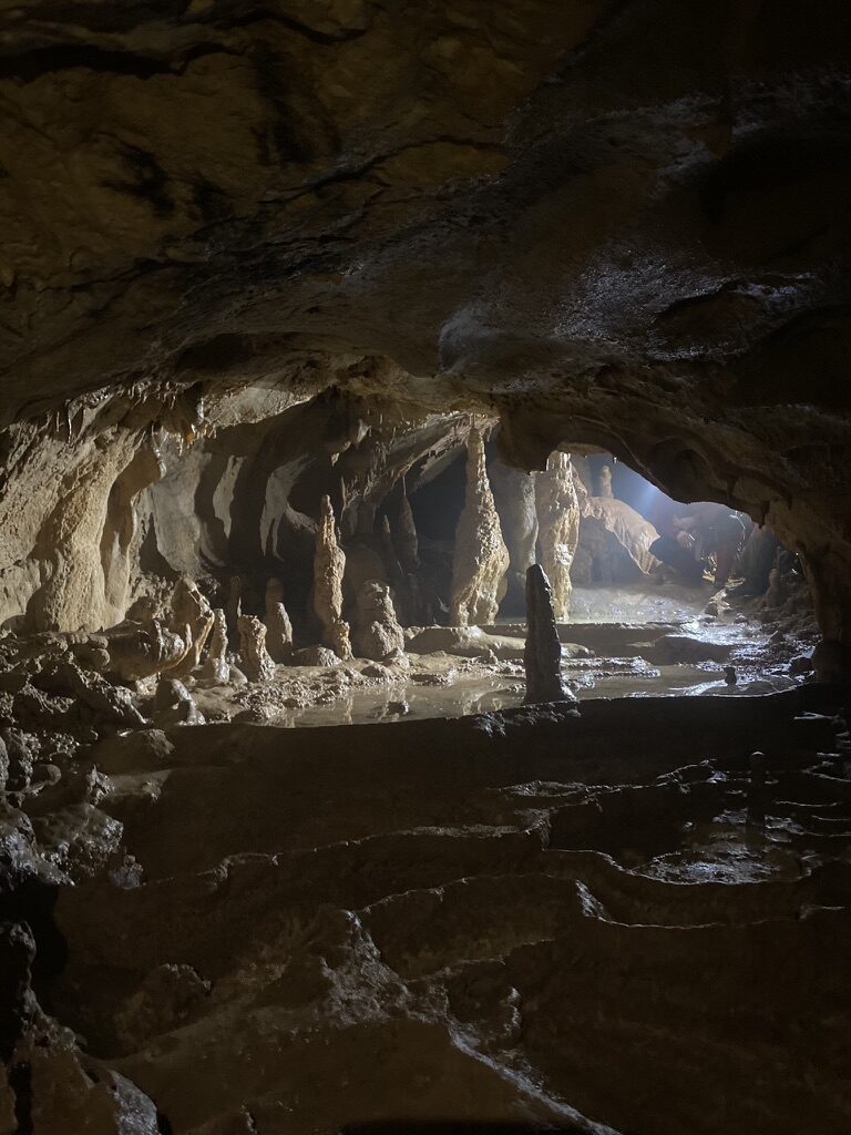 Sala di una grotta carsica con stalagmiti