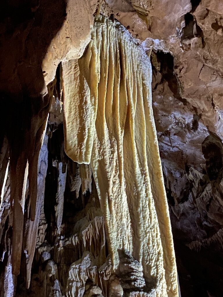 Tenda di calcite in una grotta naturale