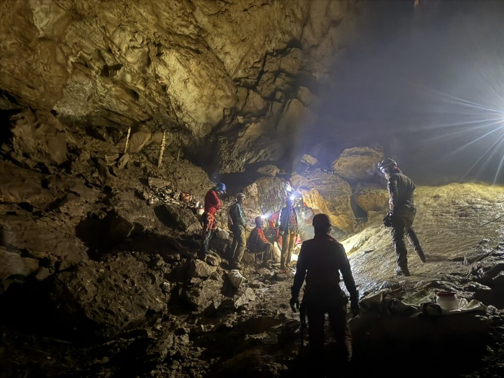 Il gruppo durante un'esplorazione in grotta