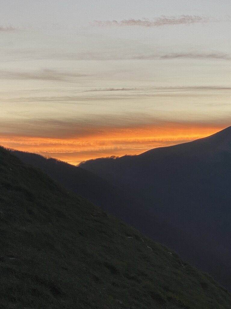 Tramonto sulle montagne durante una missione